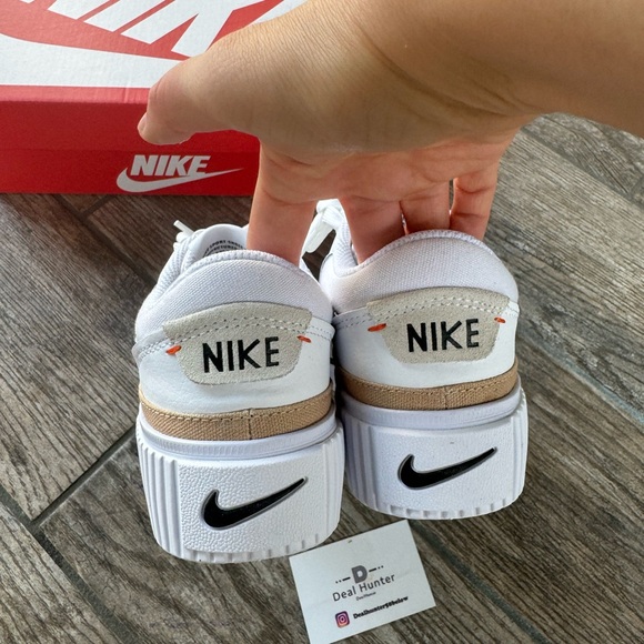 Nike White and Black Women's Sneakers - Picture 11 of 15